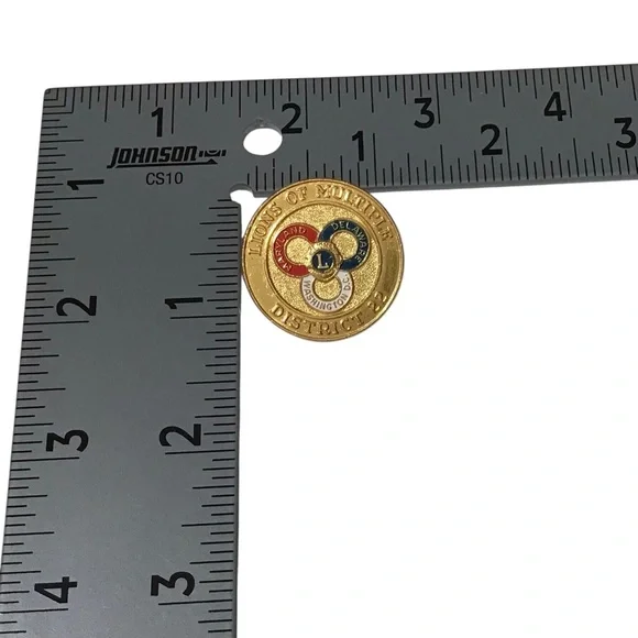 Lions Club Tac Pin Multiple District 22 Maryland DC Red Blue Lapel Hat Jewelry - Picture 5 of 5